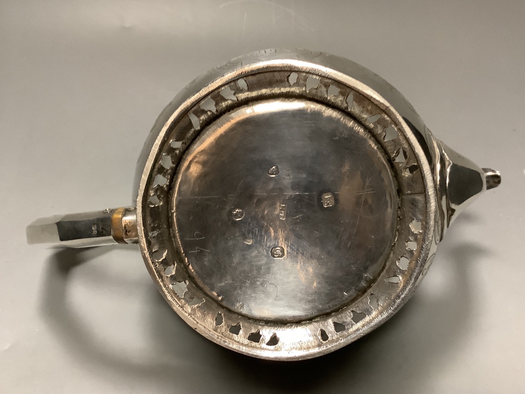 A Victorian silver teapot gross 24oz